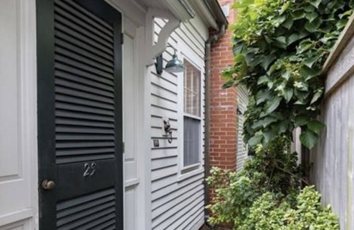 Stonington Cabaña | Perfect 1 bedroom 1 bath cottage in the heart of Stonington Borough