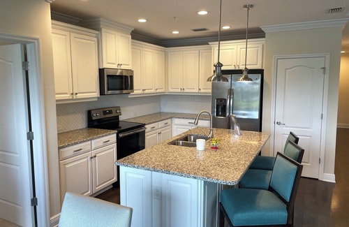 Rural Estates Condominio | Perfect 2-bedroom 1st floor condo, with scenic lake view in charming Naples Fl.