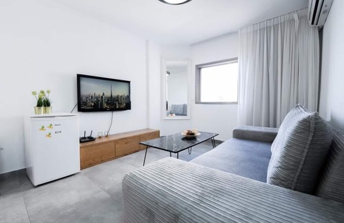 Bat Yam Apartamento | Perfect 2-bedroom Sea View apartment in Bat Yam with WiFi