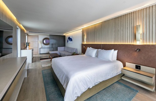 Village of La Jolla Hotel | Perfect Base for Visits to Birch Aquarium & SeaWorld, w/ Heated Outdoor Pool!