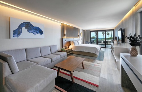 Village of La Jolla Hotel | Perfect Base for Visits to Birch Aquarium & SeaWorld, w/ Heated Outdoor Pool!