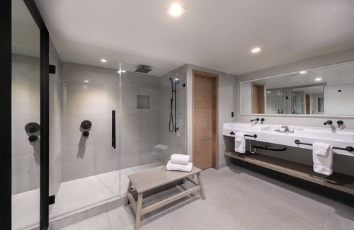 Village of La Jolla Hotel | Perfect Base for Visits to Birch Aquarium & SeaWorld, w/ Heated Outdoor Pool!