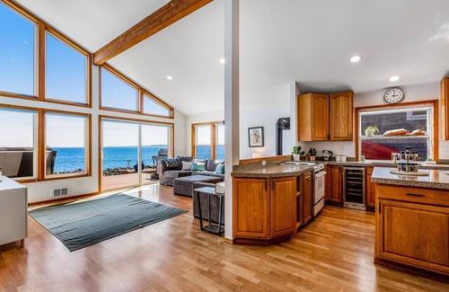 Clinton Casa | Perfect beach house with stunning views, hot tub & firepit - steps to the water