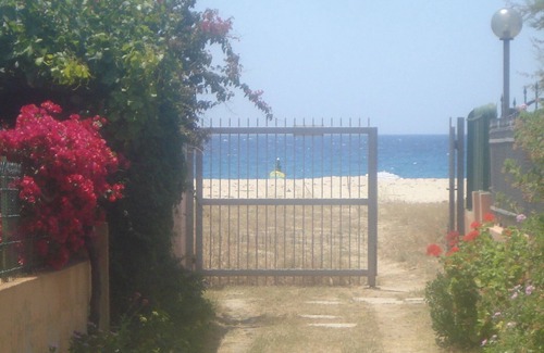 Solanas Villa | Perfecta ubicación junto a la playa, a 40 metros del mar. (Wi-Fi gratis)