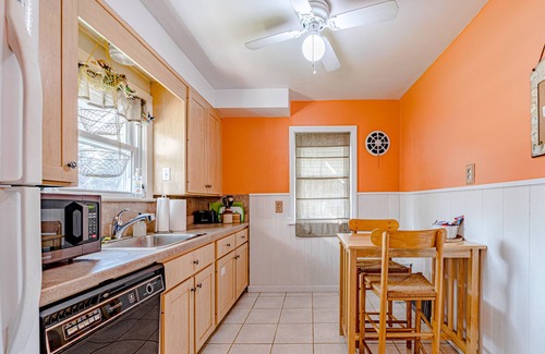 Fairview Park Casa | Perfect Cleveland 3BR House Westside Suburb Close to Everything Pet Friendly