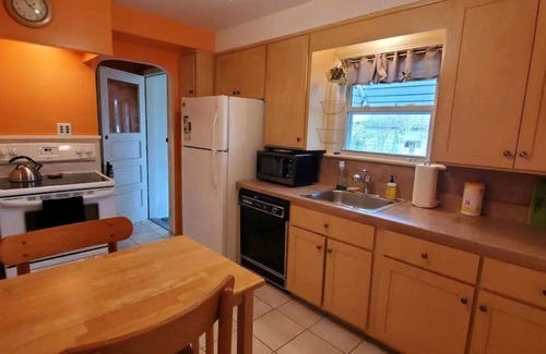Fairview Park Casa | Perfect Cleveland 3BR House Westside Suburb Close to Everything Pet Friendly
