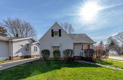 Fairview Park Casa | Perfect Cleveland 3BR House Westside Suburb Close to Everything Pet Friendly