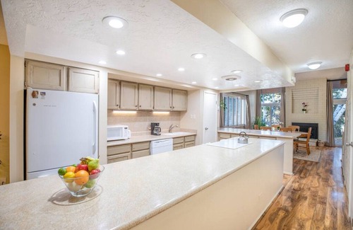 North Park City Villa | Perfect Condo in Heart of PC, with Pool & Hot Tub!