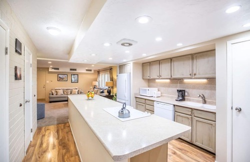 North Park City Villa | Perfect Condo in Heart of PC, with Pool & Hot Tub!