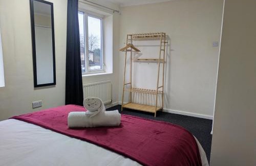 Wolverhampton Casa | Perfect Contractor 4 bed Parking