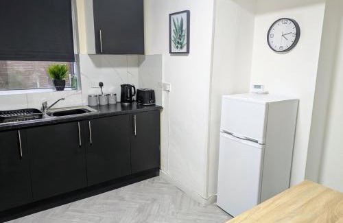 Wolverhampton Casa | Perfect Contractor 4 bed Parking