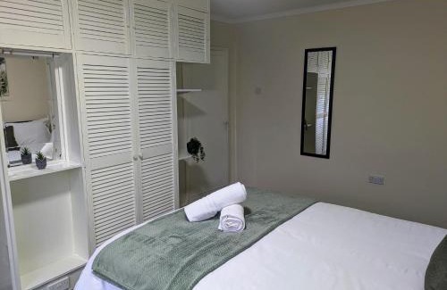 Wolverhampton Casa | Perfect Contractor 4 bed Parking