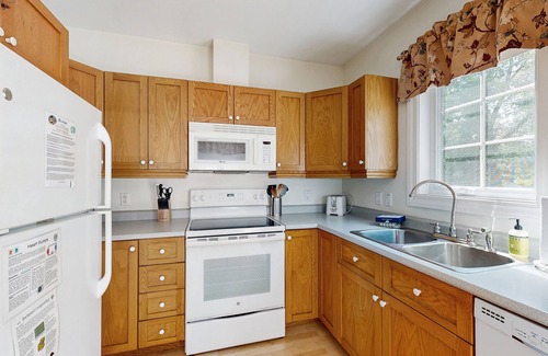 Bar Harbor Cabaña | Perfect Cottage Near Downtown & Glen Mary Park w/ Full Kitchen, Free WiFi, More