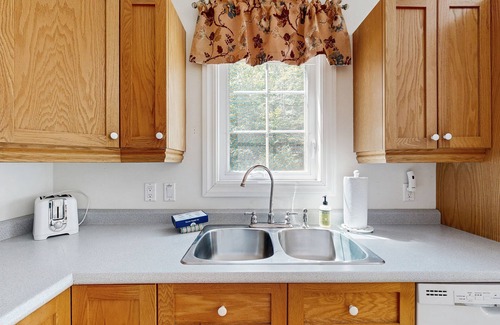 Bar Harbor Cabaña | Perfect Cottage Near Downtown & Glen Mary Park w/ Full Kitchen, Free WiFi, More