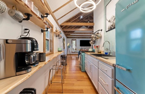 Rowland Cabina | Perfect Couples’ Cabin: Fireplace, Firepit, & Wine Nearby