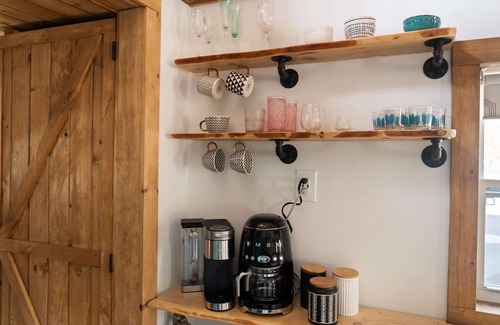 Rowland Cabina | Perfect Couples’ Cabin: Fireplace, Firepit, & Wine Nearby