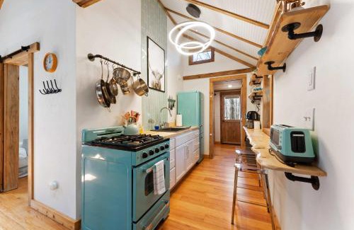 Rowland Casa | Perfect Couples Cabin Fireplace Firepit & Wine Nearby