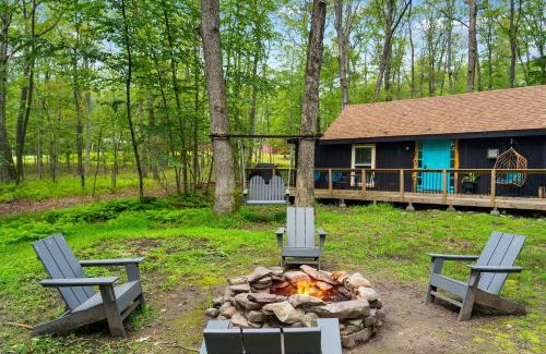 Rowland Casa | Perfect Couples Cabin Fireplace Firepit & Wine Nearby