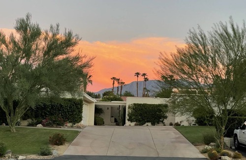 Palm Desert Condominio | Perfect desert location, near El Paseo.