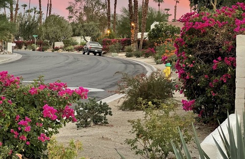 Palm Desert Condominio | Perfect desert location, near El Paseo.