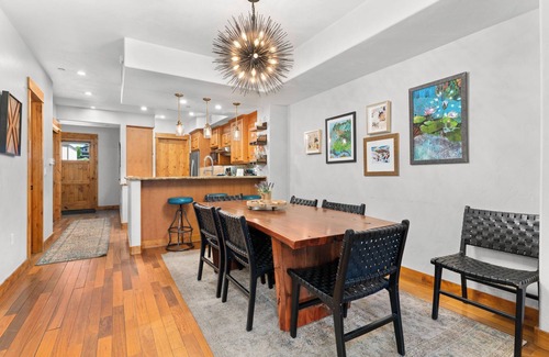 Downtown Steamboat Springs Casa | Centro con vista al río y al parque, tranquilo, lujoso, garaje privado. ¡¡Pescar!!