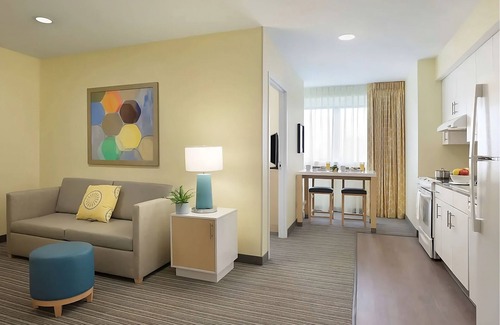 Central Business District Hotel | Perfect Downtown Base w/Spacious Rooms, Ideal for Musical Legends Park