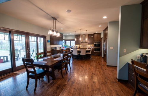 Butte Des Morts Casa | Perfect EAA Rental for a large group less than 10 miles from EAA!