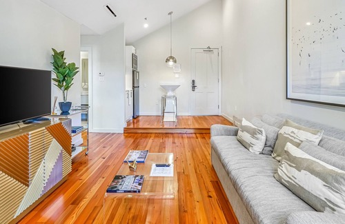 Irish Channel Apartamento | Perfect Escape in Downtown W/ Shared Hot Tub, Steam Rooms, Sun Deck & Fast WiFi!