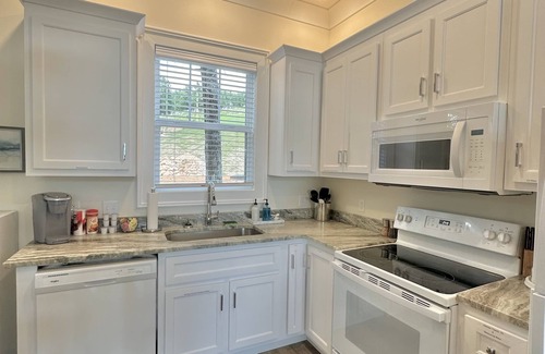 Cedar Bluff Casa | Perfect Escape to "Stilts". Lake, Pool, Hottub, kayaks, and countless fun!