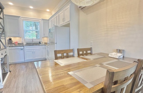 Cedar Bluff Casa | Perfect Escape to "Stilts". Lake, Pool, Hottub, kayaks, and countless fun!