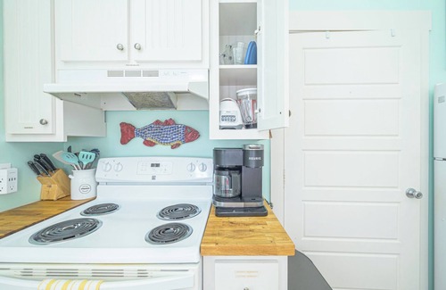 Rockport Cabaña | Perfect Family Fun | Pool, King Bed+BBQ+Sleeps 6