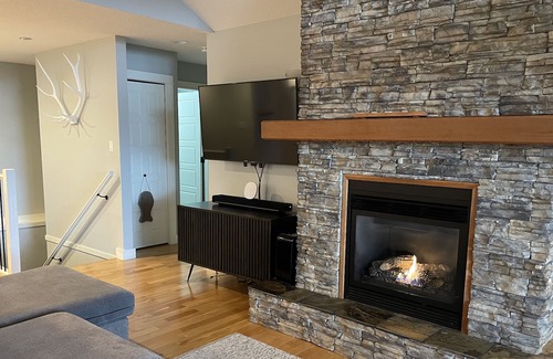 Campbell River Casa | Perfect family home close to Mt Washington Ski Hill and one block to the Ocean!
