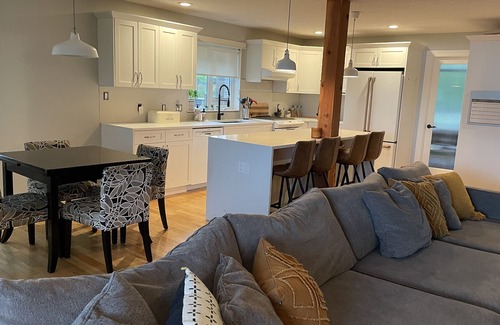 Campbell River Casa | Perfect family home close to Mt Washington Ski Hill and one block to the Ocean!