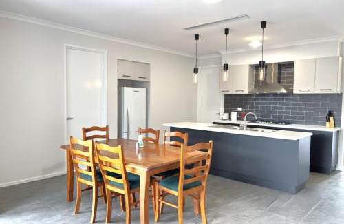 Kalkallo Casa | Perfect Family Home w Garage Near Parks & Donnybrook