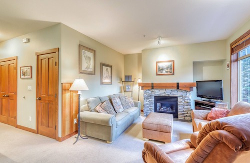 Nordic Estates Casa | Perfect first-floor townhome with patio, kitchen, fireplace & mountain/ski views