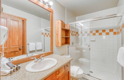 Nordic Estates Casa | Perfect first-floor townhome with patio, kitchen, fireplace & mountain/ski views