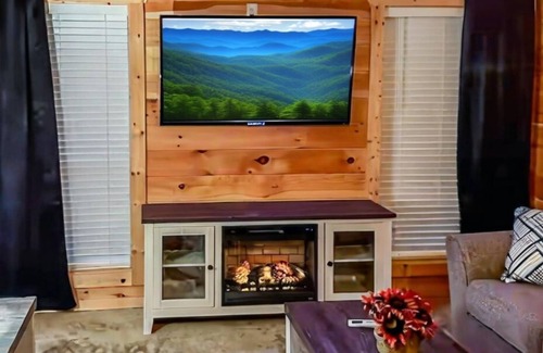 Rocky Grove Casa | Perfect for 2 BrandNew HotTub KingBed FreeDollywoodTkt (Traveler's Rest)