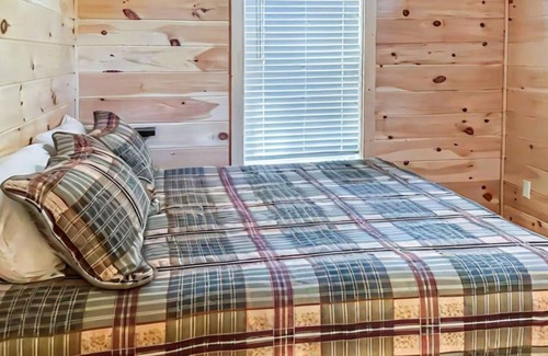Rocky Grove Casa | Perfect for 2 BrandNew HotTub KingBed FreeDollywoodTkt (Traveler's Rest)