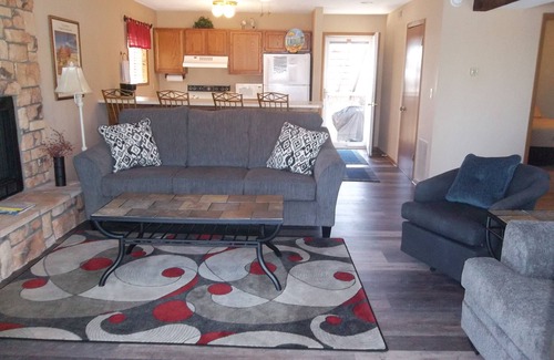 Lake Ozark Condominio | Perfect for a Family, End Unit, Near the Swimming Pool!