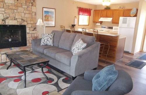 Lake Ozark Condominio | Perfect for a Family, End Unit, Near the Swimming Pool!
