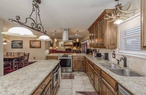 Denton Apartamento | Perfect for a group getaway to see the Motor Race!