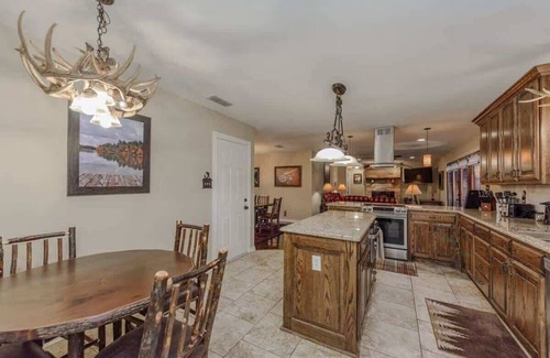Denton Apartamento | Perfect for a group getaway to see the Motor Race!