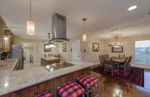 Denton Apartamento | Perfect for a group getaway to see the Motor Race!