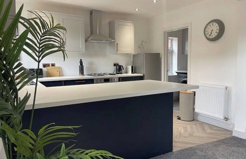 Brierley Hill Casa | Perfect for Contractors with on site parking