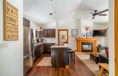 Valley of the Sun Cabina | Perfect for Couples, Beautiful Views & Decks, Fireplace - Crimson Cabin
