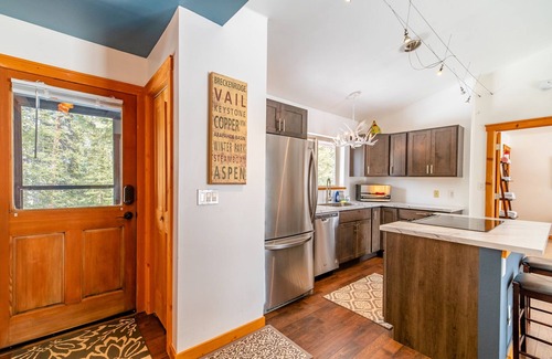 Valley of the Sun Cabina | Perfect for Couples, Beautiful Views & Decks, Fireplace - Crimson Cabin