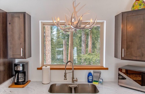 Valley of the Sun Cabina | Perfect for Couples, Beautiful Views & Decks, Fireplace - Crimson Cabin