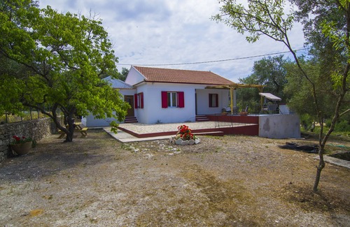 Lakka Villa | Perfecto para familias o parejas que buscan privacidad.