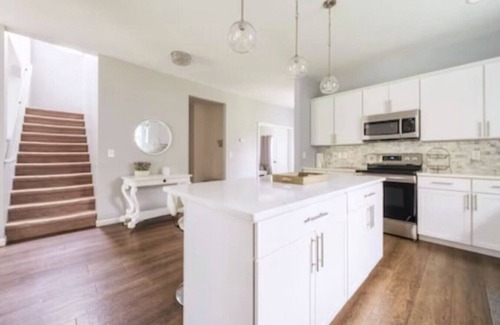 South Haven Casa | Perfect for Family Vacation Hot Tub Private Back Yard Fire Pit 7BR Game Room