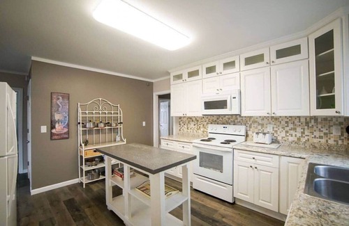Downtown Niagara Falls Casa | Perfect for Groups | 10BR Sleeps 26 by Falls & Fun
